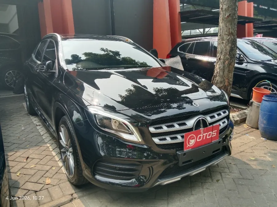 Foto Mobil Bekas Kanan Depan Mercedes-Benz GLA200 1.6 tahun 2019