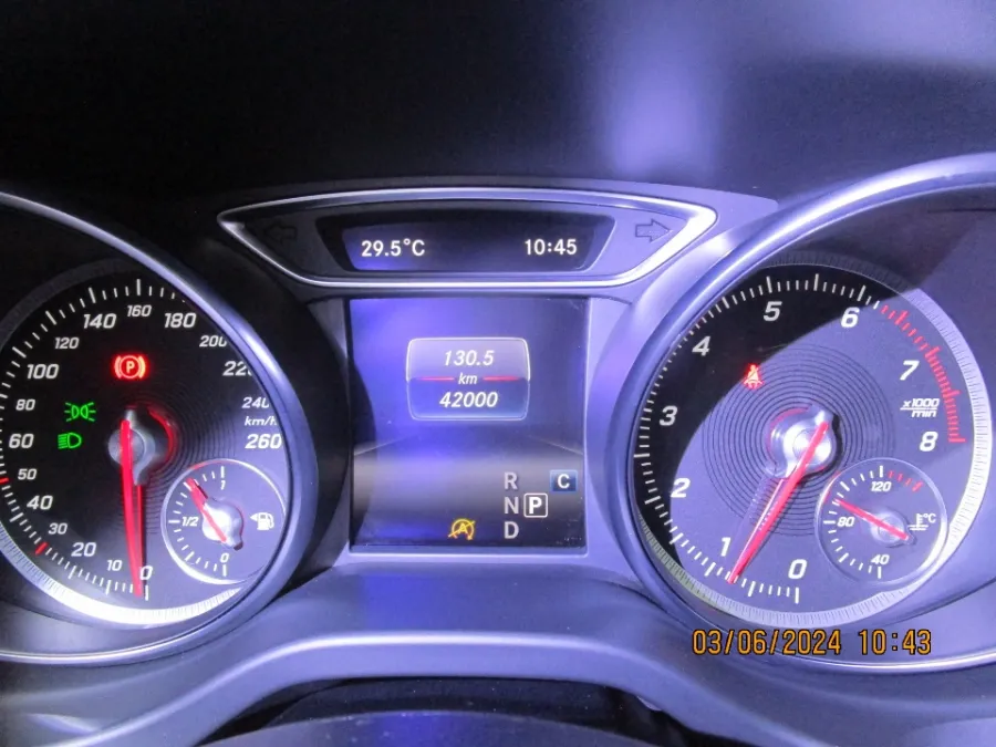 Foto Mobil Bekas Odometer Mercedes-Benz GLA200 1.6 tahun 2019