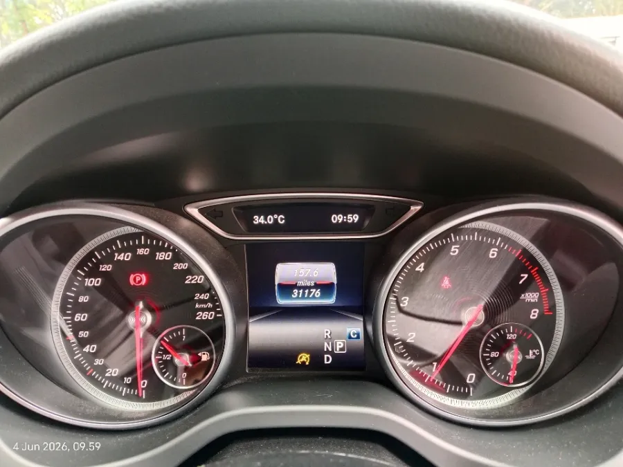 Foto Mobil Bekas Odometer Mercedes-Benz GLA200 1.6 tahun 2019