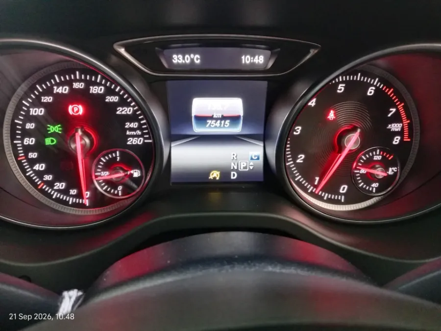 Foto Mobil Bekas Odometer Mercedes-Benz GLA200 1.6 tahun 2019