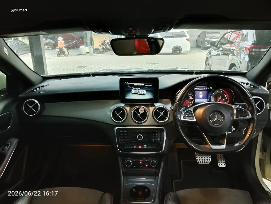 Foto Mobil Bekas Dashboard Mercedes-Benz GLA200 1.6 AMG tahun 2016