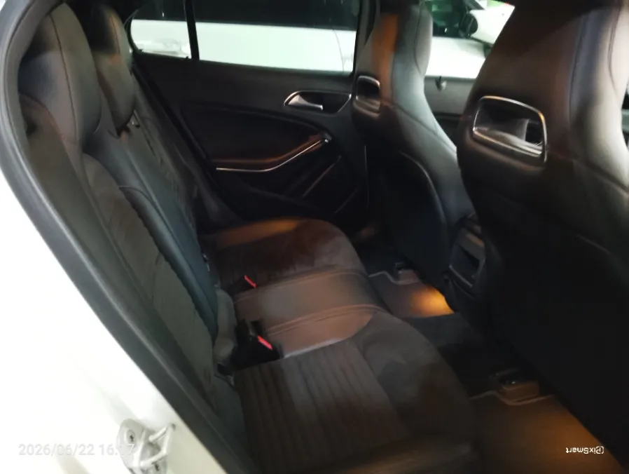 Foto Mobil Bekas Kabin Belakang Mercedes-Benz GLA200 1.6 AMG tahun 2016