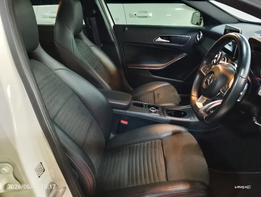 Foto Mobil Bekas Kabin Depan Mercedes-Benz GLA200 1.6 AMG tahun 2016