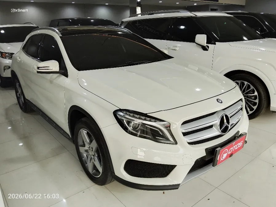 Foto Mobil Bekas Kanan Depan Mercedes-Benz GLA200 1.6 AMG tahun 2016
