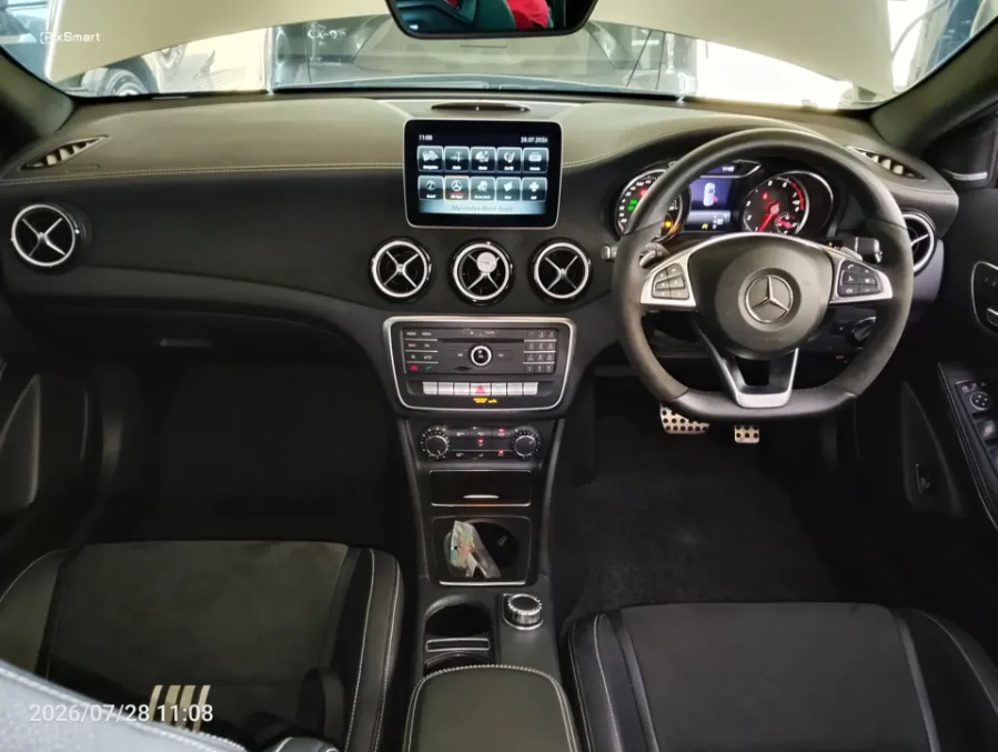 Foto Mobil Bekas Dashboard Mercedes-Benz GLA200 1.6 AMG tahun 2017