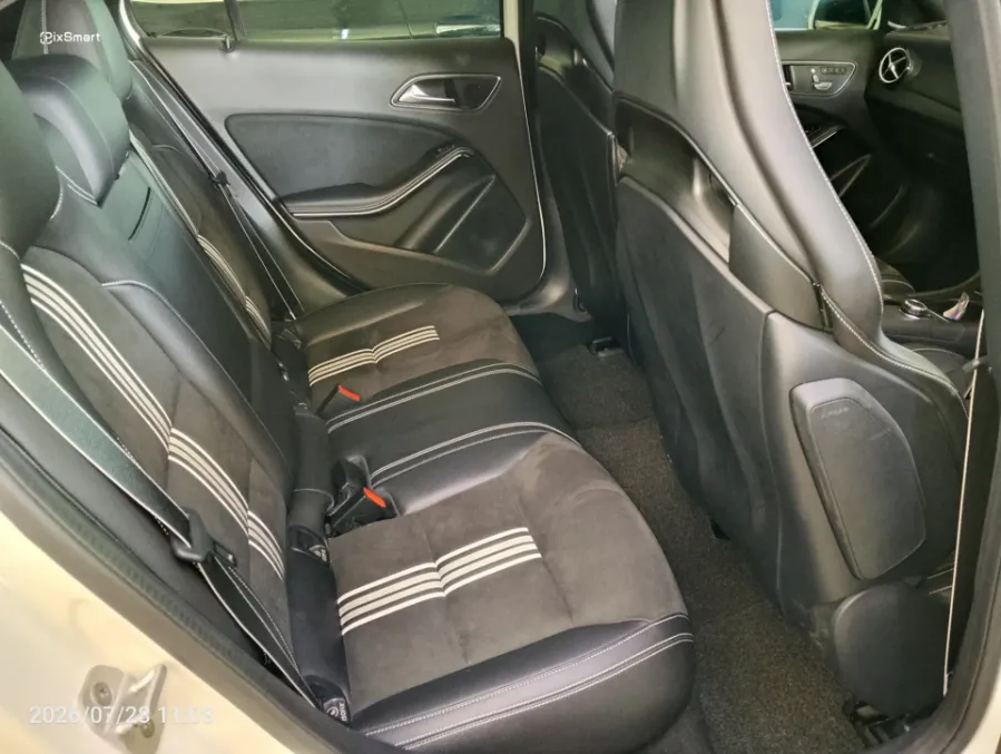 Foto Mobil Bekas Kabin Belakang Mercedes-Benz GLA200 1.6 AMG tahun 2017