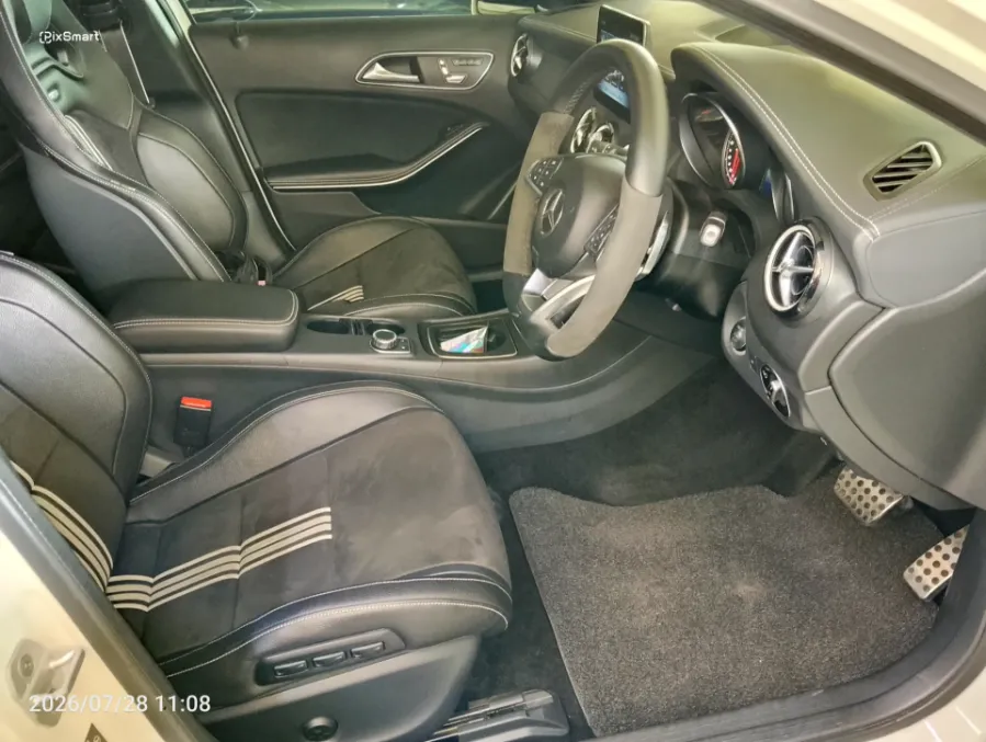 Foto Mobil Bekas Kabin Depan Mercedes-Benz GLA200 1.6 AMG tahun 2017
