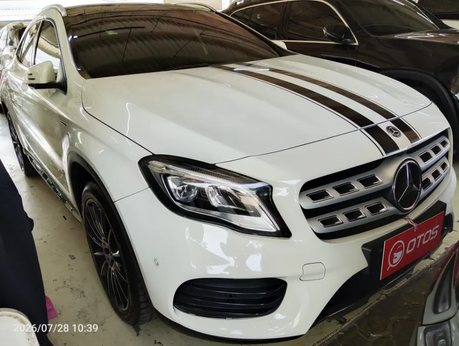 Foto Mobil Bekas Kanan Depan Mercedes-Benz GLA200 1.6 AMG tahun 2017