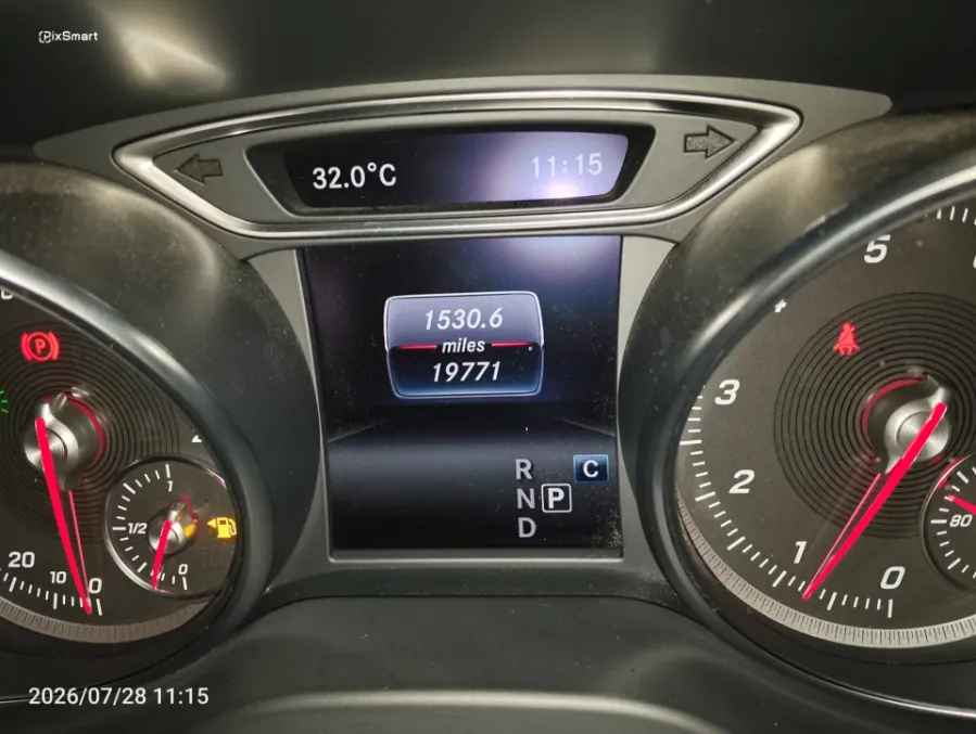 Foto Mobil Bekas Odometer Mercedes-Benz GLA200 1.6 AMG tahun 2017