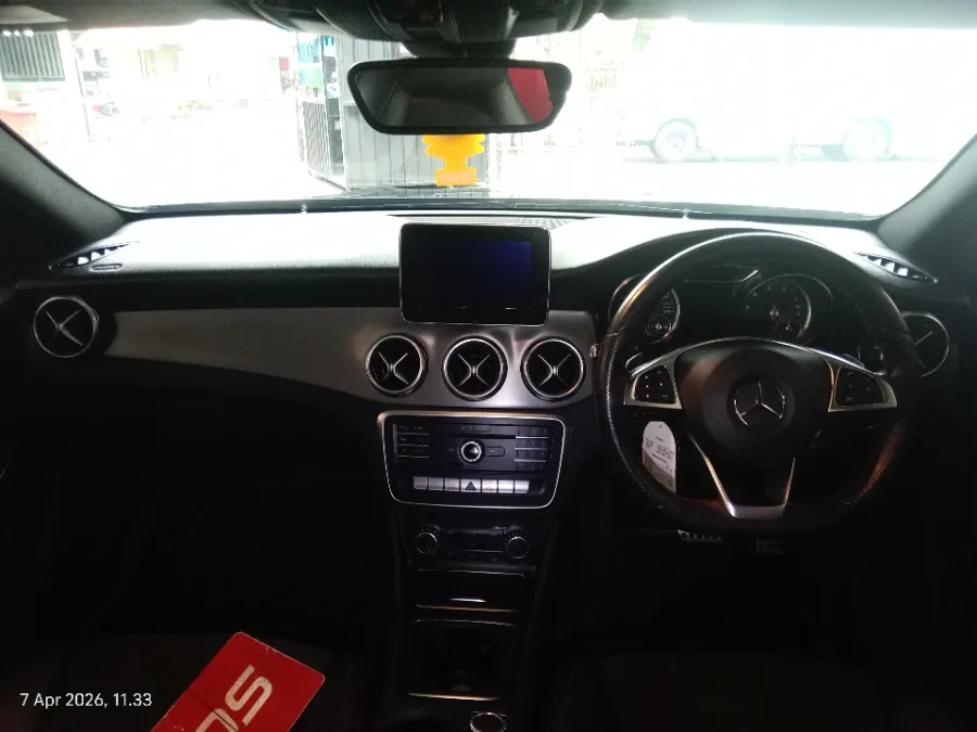 Foto Mobil Bekas Dashboard Mercedes-Benz GLA200 1.6 AMG Line tahun 2019