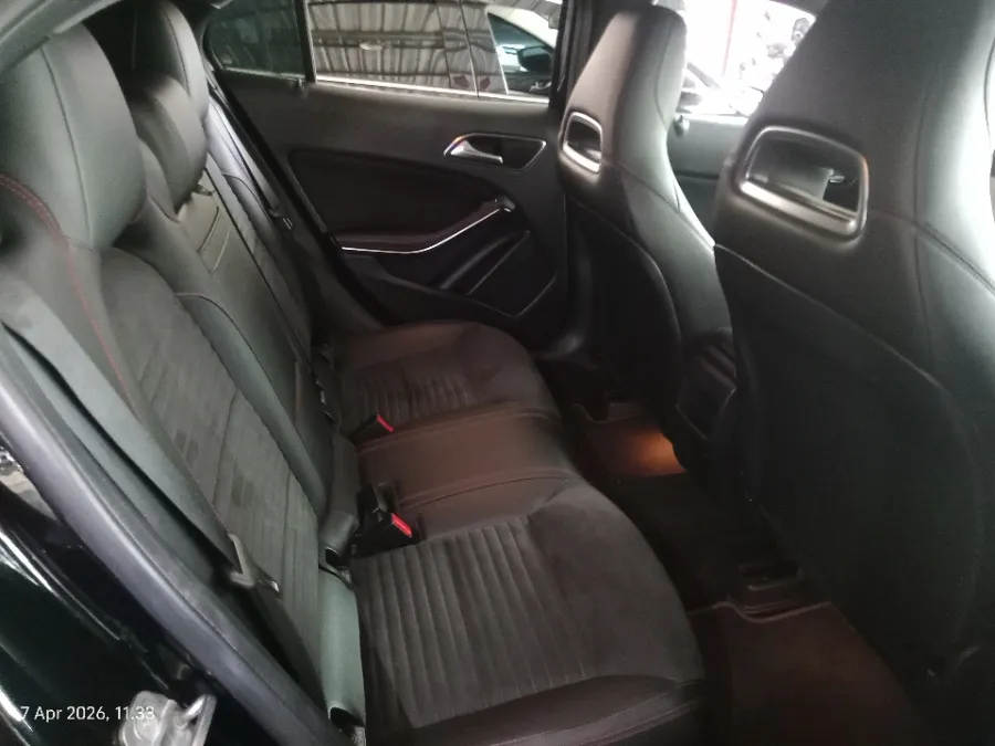Foto Mobil Bekas Kabin Belakang Mercedes-Benz GLA200 1.6 AMG Line tahun 2019