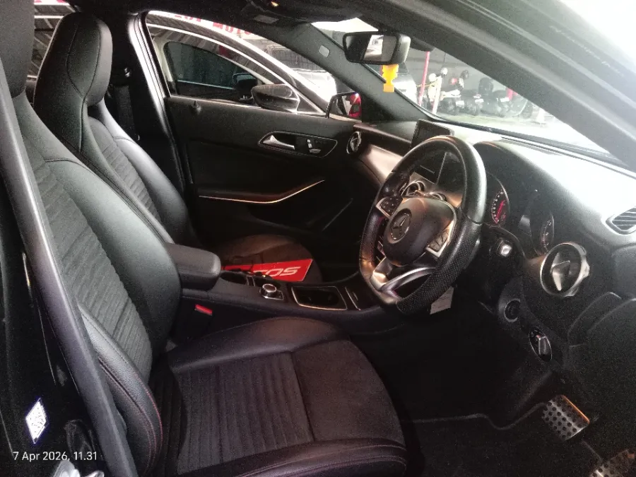 Foto Mobil Bekas Kabin Depan Mercedes-Benz GLA200 1.6 AMG Line tahun 2019
