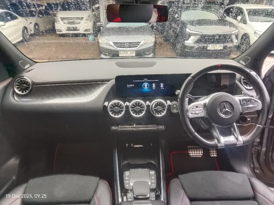 Foto Mobil Bekas Dashboard Mercedes-Benz GLA35 AMG 2.0 4Matic tahun 2022