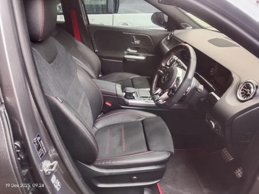 Foto Mobil Bekas Kabin Depan Mercedes-Benz GLA35 AMG 2.0 4Matic tahun 2022