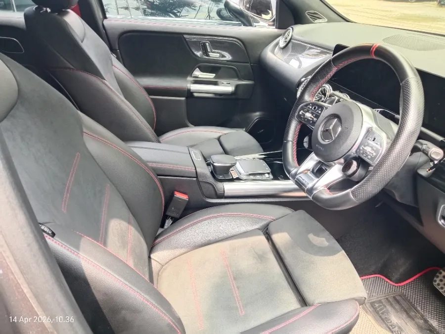 Foto Mobil Bekas Kabin Depan Mercedes-Benz GLA35 AMG 2.0 4Matic tahun 2022