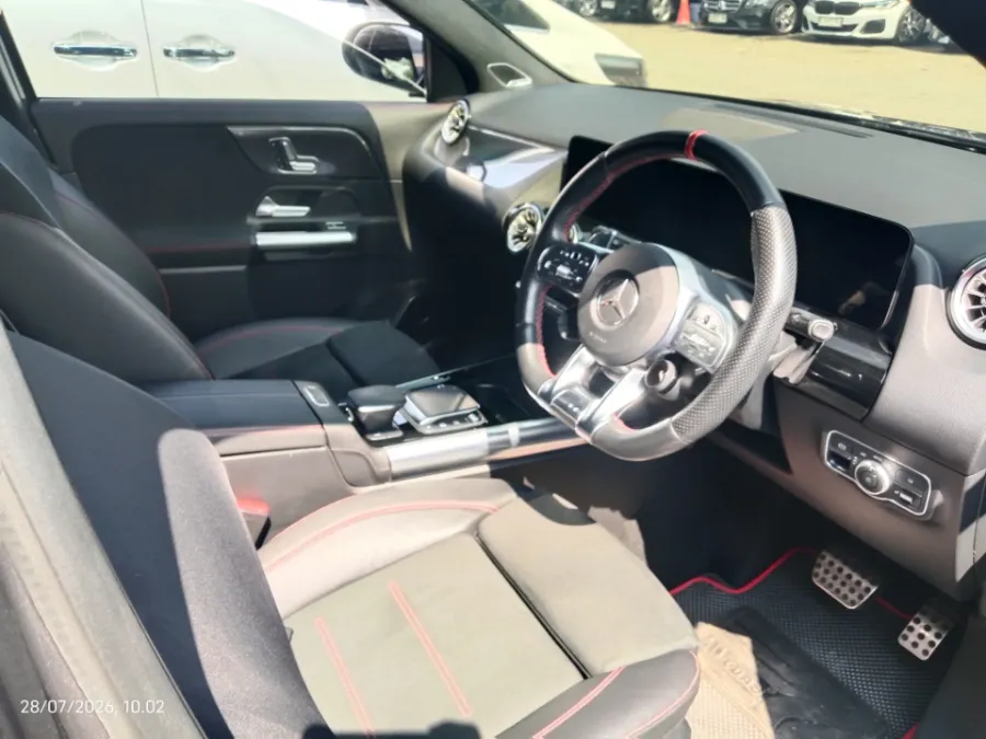 Foto Mobil Bekas Kabin Depan Mercedes-Benz GLA35 AMG 2.0 4Matic tahun 2022