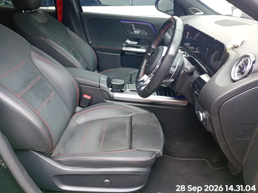 Foto Mobil Bekas Kabin Depan Mercedes-Benz GLA35 AMG 2.0 4Matic tahun 2022