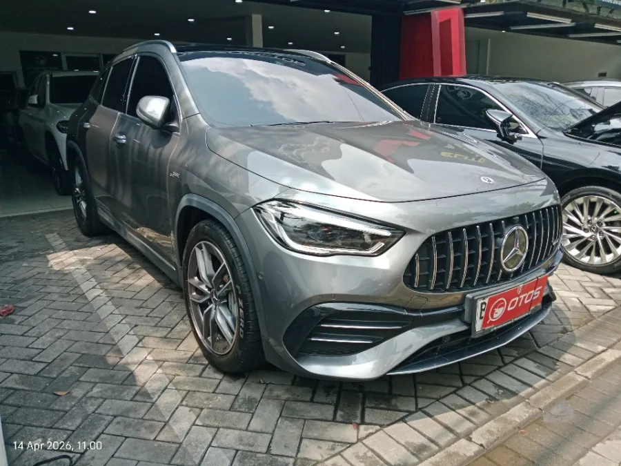 Foto Mobil Bekas Kanan Depan Mercedes-Benz GLA35 AMG 2.0 4Matic tahun 2022
