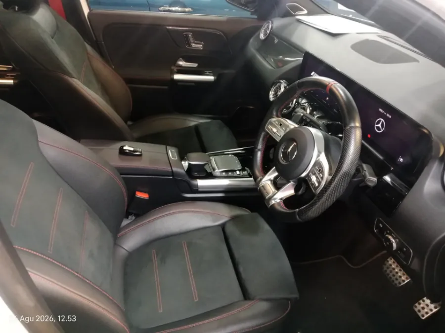 Foto Mobil Bekas Kabin Depan Mercedes-Benz GLA35 AMG 2.0 4Matic tahun 2023