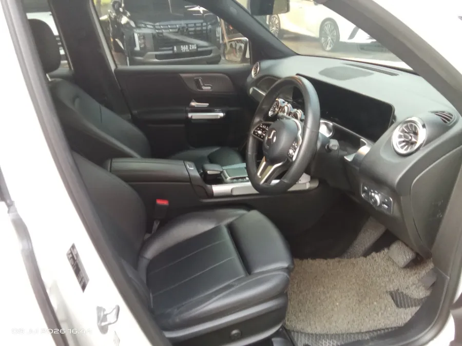 Foto Mobil Bekas Kabin Depan Mercedes-Benz GLB200 1.3 Progressive Line Wagon tahun 2021
