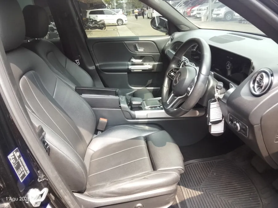 Foto Mobil Bekas Kabin Depan Mercedes-Benz GLB200 1.3 Progressive Line Wagon tahun 2021