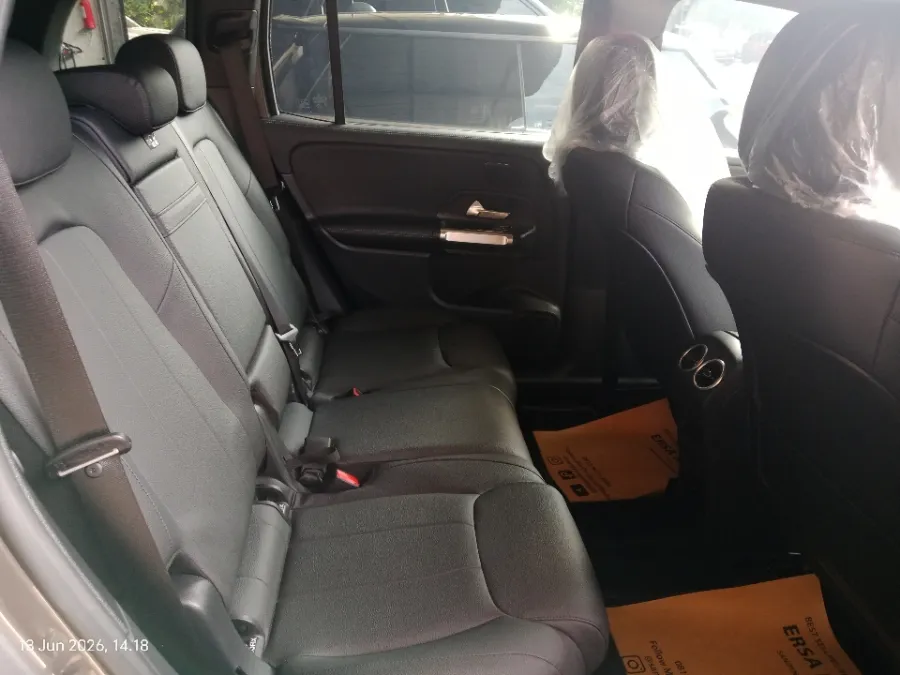 Foto Mobil Bekas Kabin Belakang Mercedes-Benz GLB200 1.3 Progressive Line Wagon tahun 2022