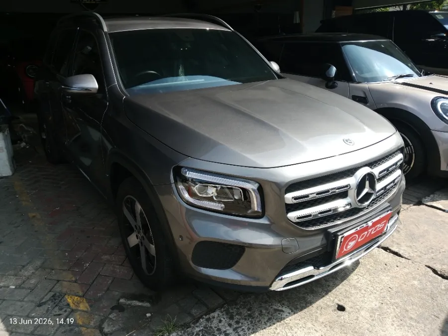 Foto Mobil Bekas Kanan Depan Mercedes-Benz GLB200 1.3 Progressive Line Wagon tahun 2022