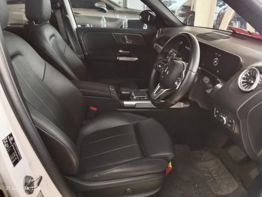 Foto Mobil Bekas Kabin Depan Mercedes-Benz GLB200 1.3 Progressive Line Wagon tahun 2023