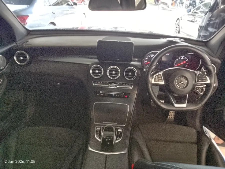 Foto Mobil Bekas Dashboard Mercedes-Benz GLC200 2.0 tahun 2018