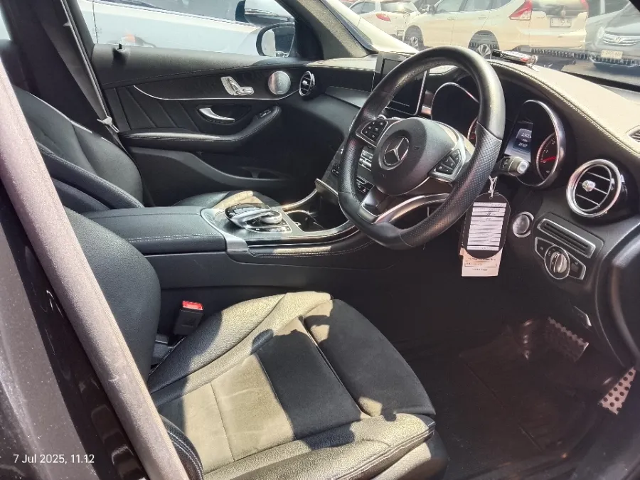 Foto Mobil Bekas Kabin Depan Mercedes-Benz GLC200 2.0 tahun 2018
