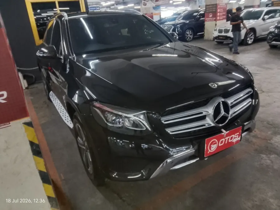 Foto Mobil Bekas Kanan Depan Mercedes-Benz GLC200 2.0 tahun 2018
