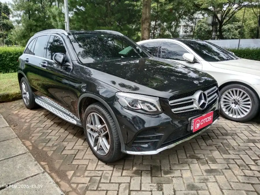 Foto Mobil Bekas Kanan Depan Mercedes-Benz GLC200 2.0 tahun 2018