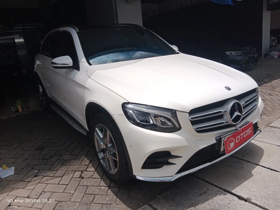 Foto Mobil Bekas Kanan Depan Mercedes-Benz GLC200 2.0 tahun 2018