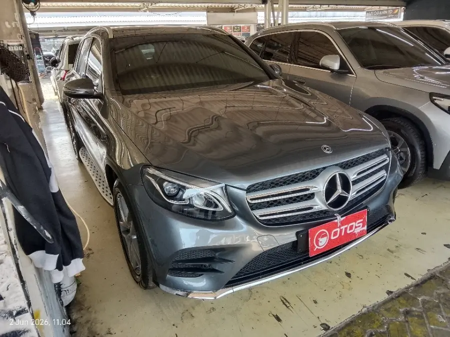 Foto Mobil Bekas Kanan Depan Mercedes-Benz GLC200 2.0 tahun 2018