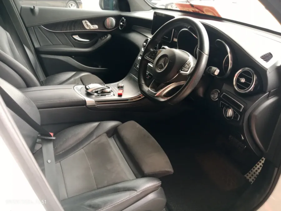 Foto Mobil Bekas Kabin Depan Mercedes-Benz GLC200 2.0 tahun 2019
