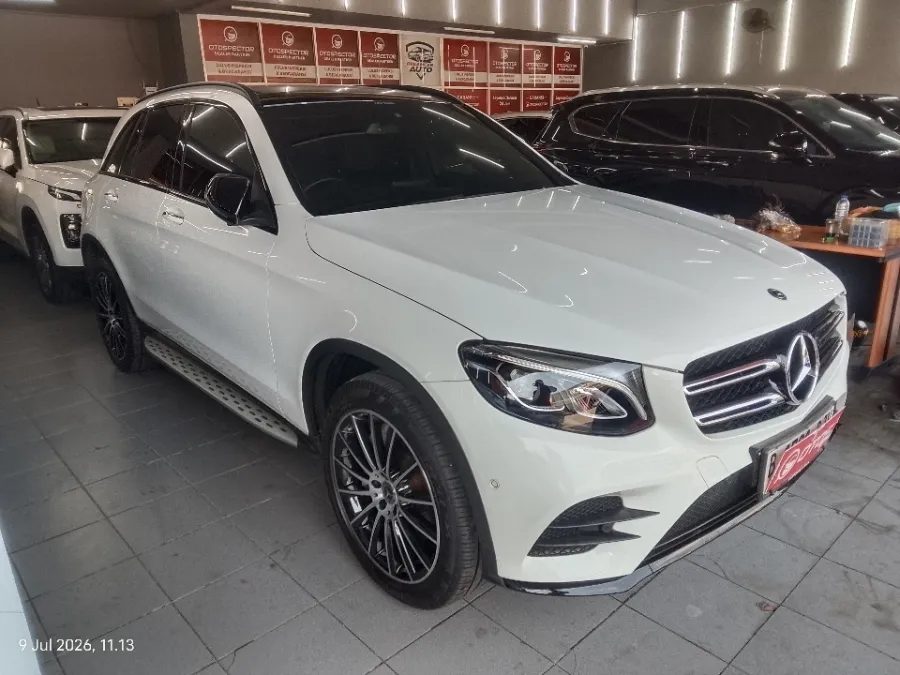 Foto Mobil Bekas Kanan Depan Mercedes-Benz GLC200 2.0 tahun 2019
