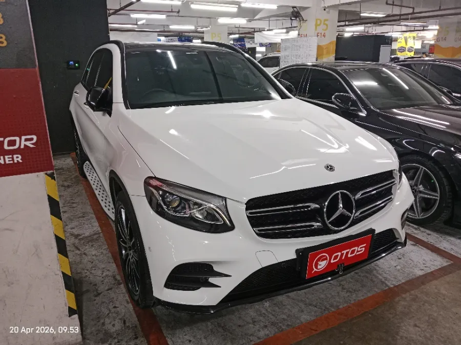 Foto Mobil Bekas Kanan Depan Mercedes-Benz GLC200 2.0 tahun 2019