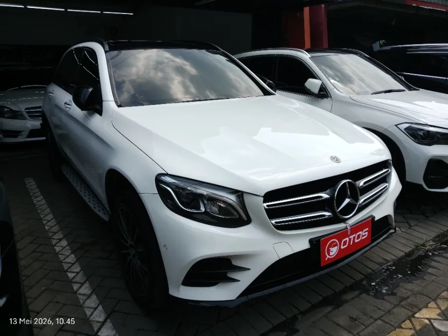 Foto Mobil Bekas Kanan Depan Mercedes-Benz GLC200 2.0 tahun 2019