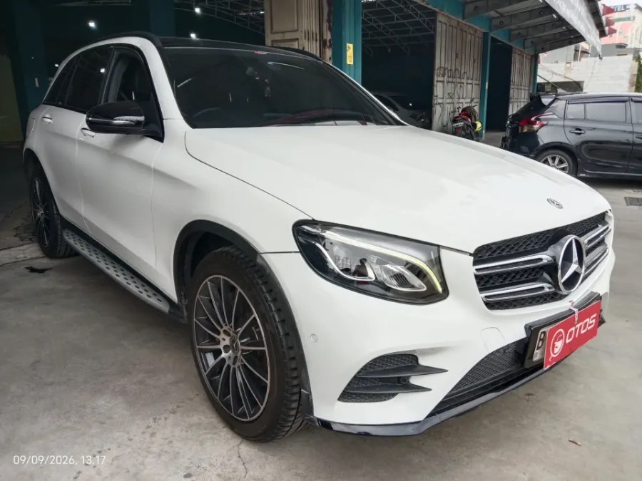 Foto Mobil Bekas Kanan Depan Mercedes-Benz GLC200 2.0 tahun 2019
