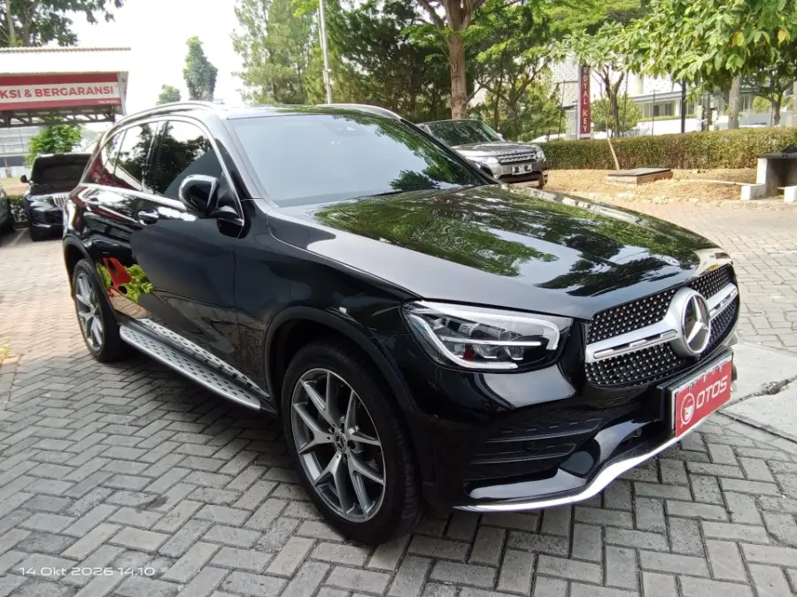 Foto Mobil Bekas Kanan Depan Mercedes-Benz GLC200 2.0 tahun 2019