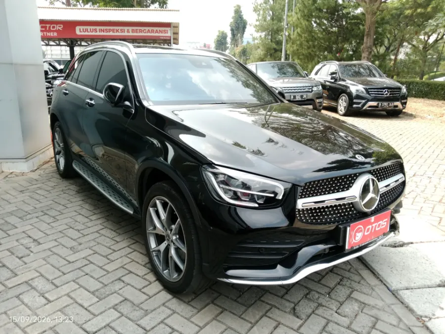 Foto Mobil Bekas Kanan Depan Mercedes-Benz GLC200 2.0 tahun 2020