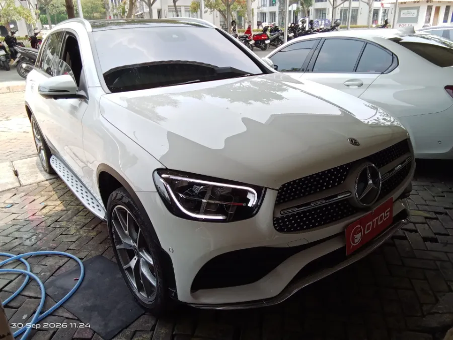 Foto Mobil Bekas Kanan Depan Mercedes-Benz GLC200 2.0 tahun 2020