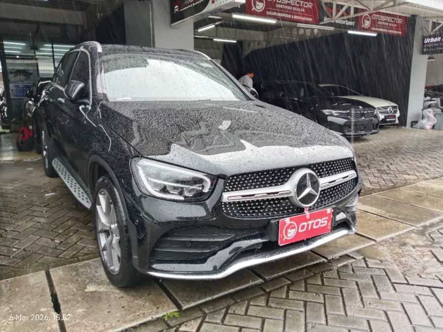 Foto Mobil Bekas Kanan Depan Mercedes-Benz GLC200 2.0 tahun 2021