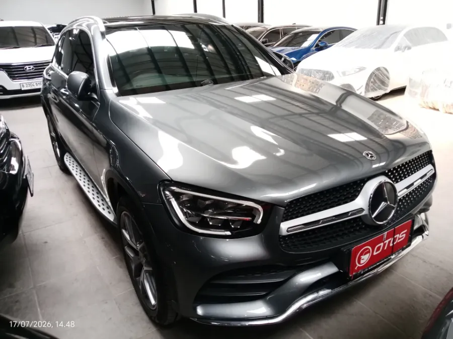 Foto Mobil Bekas Kanan Depan Mercedes-Benz GLC200 2.0 tahun 2021