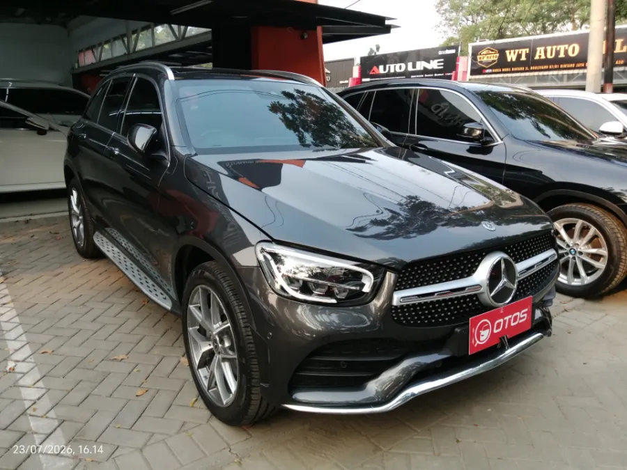 Foto Mobil Bekas Kanan Depan Mercedes-Benz GLC200 2.0 tahun 2021