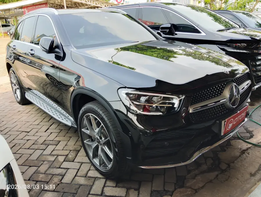 Foto Mobil Bekas Kanan Depan Mercedes-Benz GLC200 2.0 tahun 2021