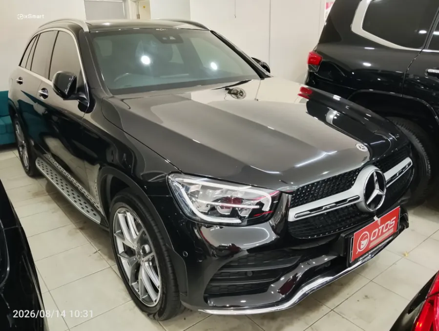 Foto Mobil Bekas Kanan Depan Mercedes-Benz GLC200 2.0 tahun 2021