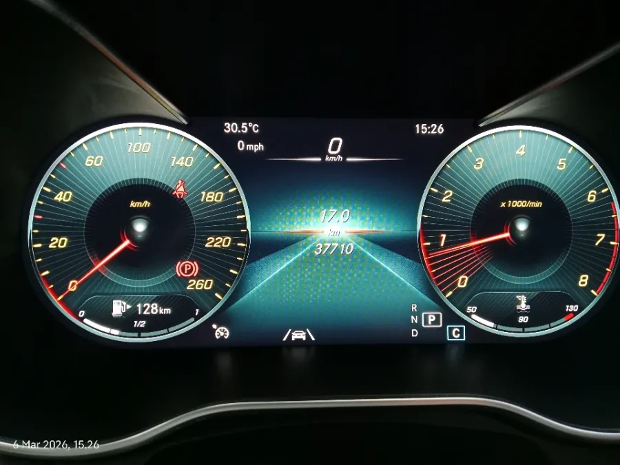 Foto Mobil Bekas Odometer Mercedes-Benz GLC200 2.0 tahun 2021