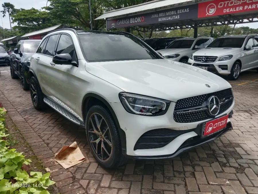 Foto Mobil Bekas Kanan Depan Mercedes-Benz GLC200 2.0 tahun 2022