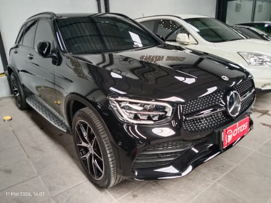 Foto Mobil Bekas Kanan Depan Mercedes-Benz GLC200 2.0 tahun 2022